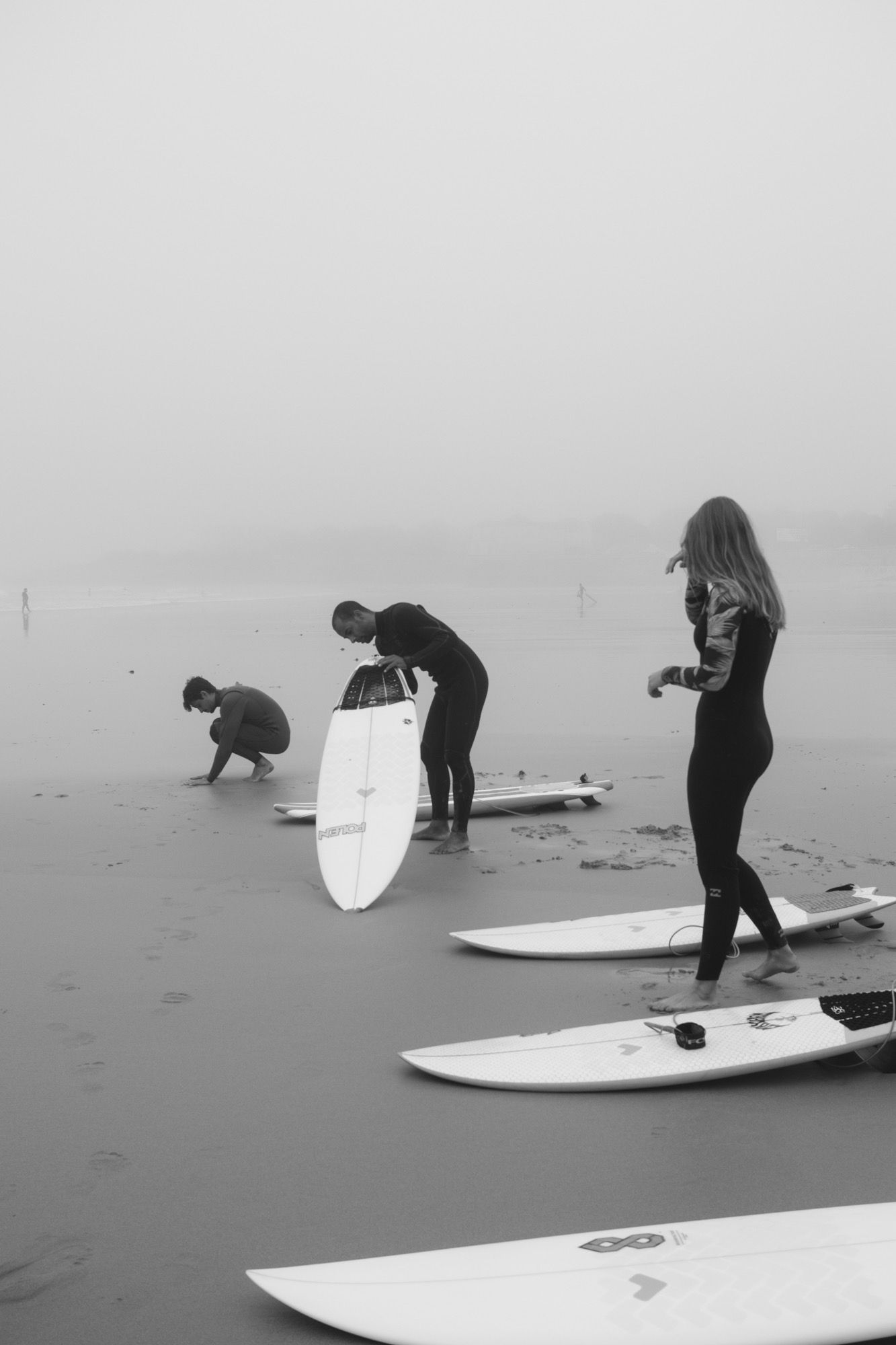 Uma lâmpada acesa em um ambiente escuro.